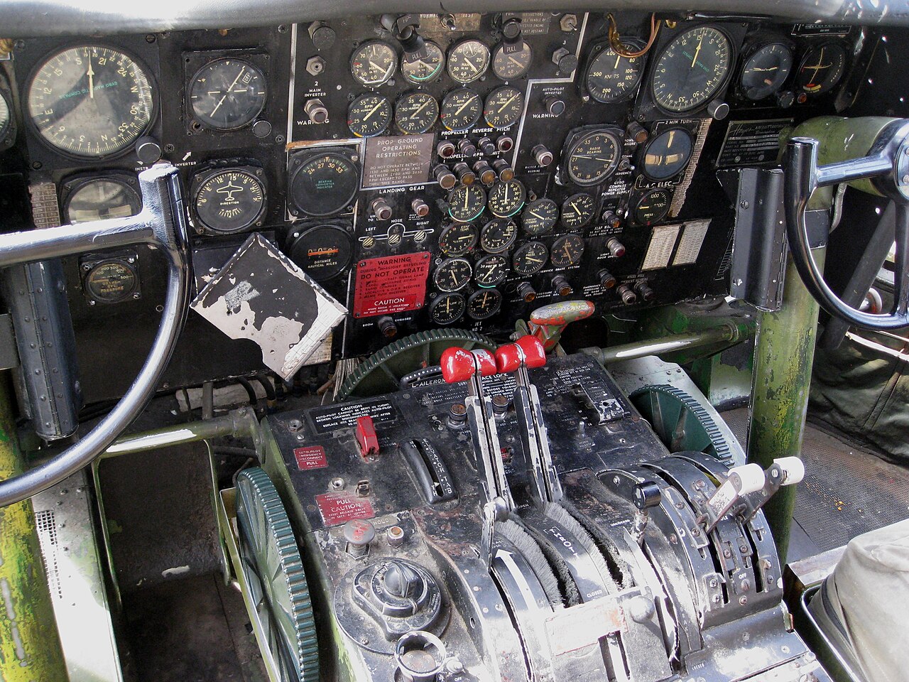 KC-97驾驶舱