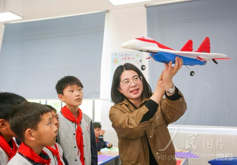 苏教练在课堂上向孩子们演示航模