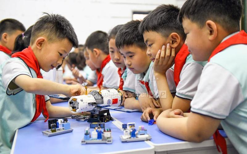 孩子们围观航天器模型
